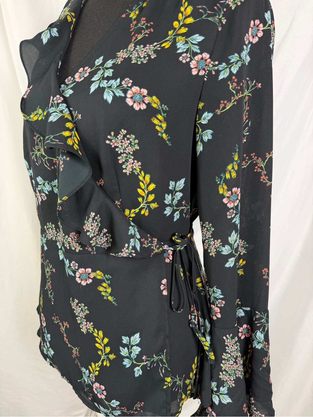 Who What Wear Black Floral Ruffle Wrap Blouse XS | Bell Sleeve Romantic Boho Top - Picture 3 of 13